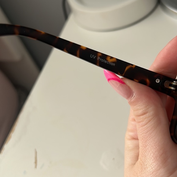 Tortoise Print Sunglasses - Picture 4 of 8
